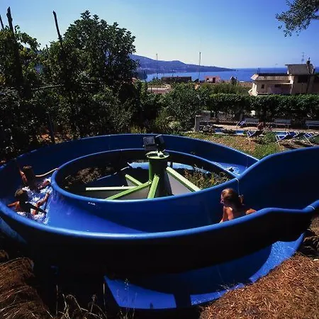 Bleu Village Мета